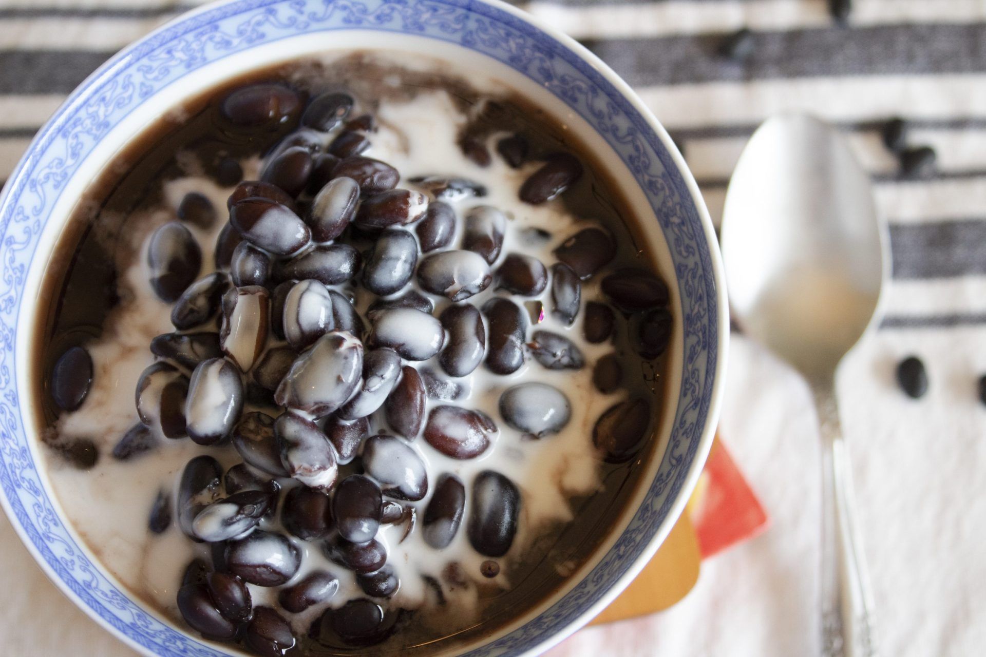 vietnamese-black-bean-sweet-soup-che-dau-den-recipe