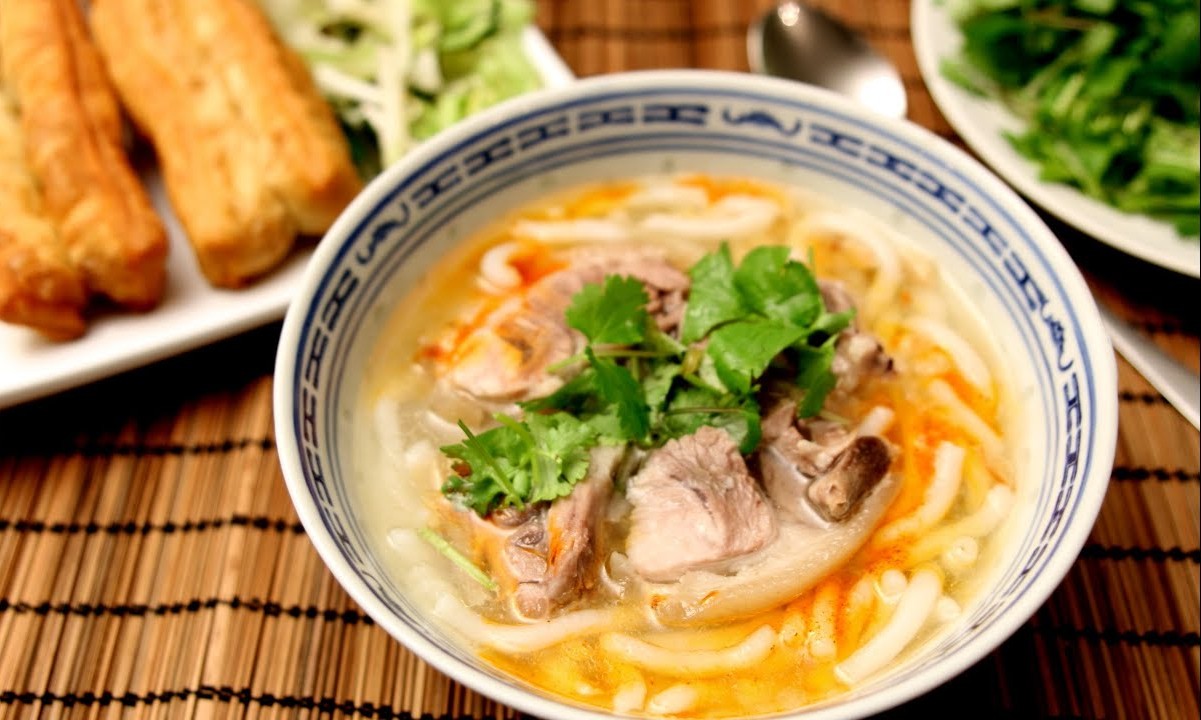 vietnamese-thick-noodle-soup-with-pork-knuckles-banh-canh-gio-heo-recipe